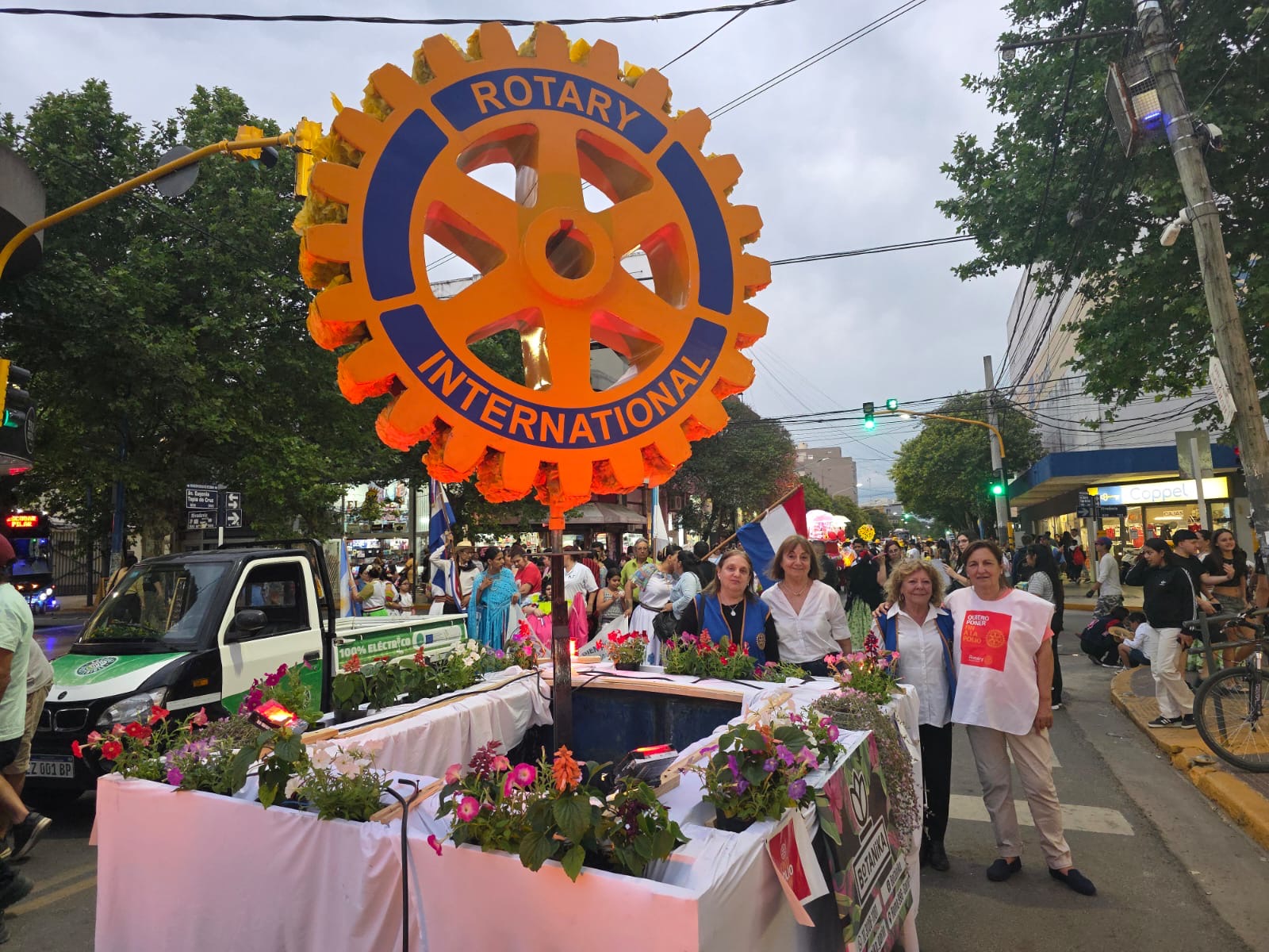 Fiesta Nacional de la Flor: desfile de la carroza de nuestro club